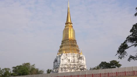 Blick-Auf-Den-Fluss-Der-Sri-Suriyothai-Pagode-Im-Buddhistischen-Tempel-Ayutthaya,-Thailand