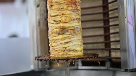 Shawarma-De-Pollo-A-La-Parrilla-Exhibido-Durante-La-Exhibición-De-Comida-Del-Golfo-En-Los-Emiratos-árabes-Unidos