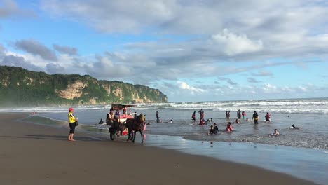 People-are-Very-interested-to-visit-the-Parangtritis-Beach,-most-popular-Beach-in-Yogyakarta,-usualy-tourist-are-come-for-vacation-from-various-place-around-Java-Island