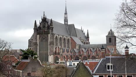 Weitwinkelaufnahme-Der-Wunderschönen-Alten-Kirche-Hooglandse-Kerk-In-Der-Stadt-Leiden-Vor-Bewölktem-Himmel,-Niederlande-–-Schwenk