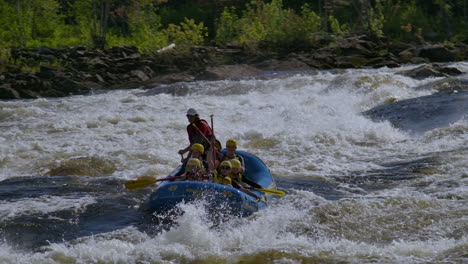 Rafting-En-Aguas-Bravas-En-El-Río-Ottawa-Durante-La-Temporada-Alta-De-Turismo