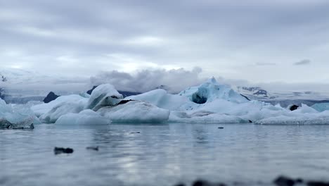 Ice-Rocks-Swimming-in-Water-at-Jökulsárlón-glacier-in-Iceland,-4K