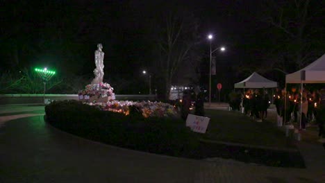 Estatua-Espartana-En-El-Campus-De-La-Universidad-Estatal-De-Michigan-Por-La-Noche-Después-Del-Tiroteo-Masivo-En-2023-Con-Video-Panorámico-De-Izquierda-A-Derecha