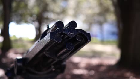 A-Gatling-gun-statue-at-white-point-gardens-in-Charleston,-SC