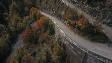 Hairpins-of-Plateau-des-Glières-in-Haute-Savoie-during-autumnal-foliage,-France