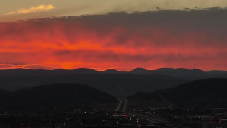 Luftaufnahme-Eines-Warmen-Orangefarbenen-Sonnenuntergangs-über-Der-Hauptstraße-In-Und-Aus-Rapid-City,-South-Dakota