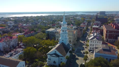 A-drone-shot-of-Saint-Michaels-Church-in-Charleston,-SC