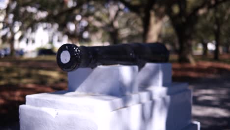 Ein-Rack-Fokus-Eines-Kanons-In-White-Point-Gardens-In-Charleston,-SC
