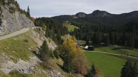 Luftdrohne-Fliegt-Tief-Entlang-Der-Panoramastraße-Am-Berghang-Mit-Grüner-Landschaft-Im-Hintergrund,-Haute-Savoie-In-Frankreich