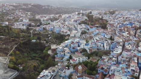 Luftaufnahme-Der-Städtischen-Landschaft-Mit-Typischen-Gebäuden-Von-Chefchaouen,-Marokko