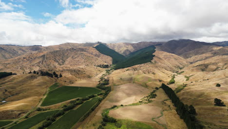 Un-Dron-Aéreo-Disparó-Sobre-Los-Campos-De-Vino-A-Lo-Largo-De-Un-Terreno-Montañoso-En-El-Norte-De-La-Isla-Sur,-Nueva-Zelanda-En-Un-Día-Nublado