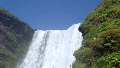 Wunderschöner-Skógafoss-Wasserfall-In-Island-Mit-Vögeln,-4k