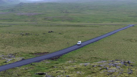 Coche-Suzuki-Jimmy-Conduciendo-Por-Una-Carretera-En-Islandia,-4k