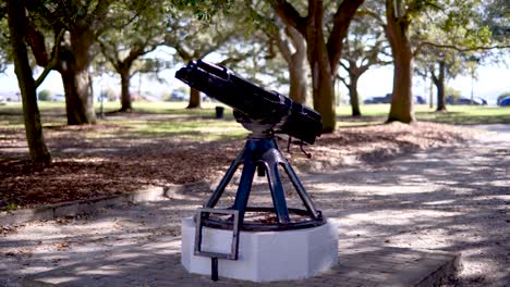 A-wide-shot-of-a-Gatling-gun-in-White-Point-Gardens-in-Charleston,-SC