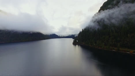 Panorama-Luftaufnahme-Des-Flusses-Durch-Berge,-Die-Von-Tief-Liegenden-Wolken-Bedeckt-Sind,-Wilde-Küstenlandschaft-Von-British-Columbia,-Kanada