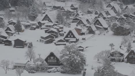 Un-Amplio-Punto-De-Vista-De-Shirakawago,-Un-Pequeño-Pueblo-Tradicional-En-Japón-Durante-El-Invierno