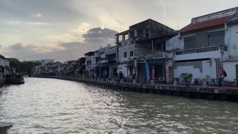Menschen-Schlendern-Bei-Sonnenuntergang-Am-Ufer-Des-Malakka-Flusses-In-Malaysia-Entlang