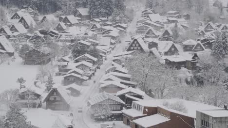 Ein-Weiter-Aussichtspunkt-Auf-Shirakawago,-Ein-Kleines-Traditionelles-Dorf-In-Japan-Im-Winter