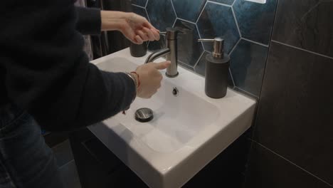 Weibliches-Model-Beim-Händewaschen-In-Einem-Modernen-Waschbecken-Im-Badezimmer