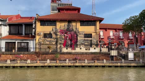 Jogger-jogs-along-the-waterfront-of-Malacca-River,-a-famous-tourist-spot-in-Malaysia