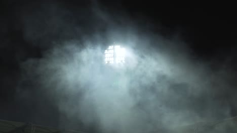 Flutlichter-In-Der-Nacht-Von-Smog-Bedeckt