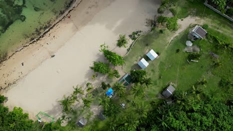 Luftaufnahme-Von-Oben-Auf-Den-Attraktiven-Weißen-Sandstrand-Mit-Kleinen-Häusern-Und-Palmen-Auf-Der-Insel-Catanduanes
