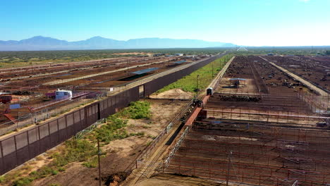 Kühe-Ohne-Grenzen:-Drohnenaufnahmen-Der-Grenze-Zwischen-El-Paso-Und-Juárez