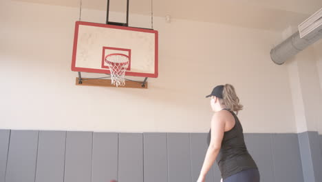 Weitwinkelansicht-Einer-Frau,-Die-In-Zeitlupe-Einen-Basketballwurf-Macht