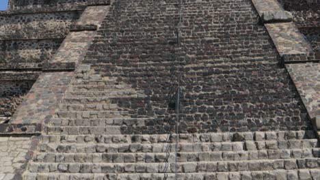 Eine-Geschlossene-Aufnahme-Einer-Frau-Von-Hinten,-Die-Mit-Ihrem-Smartphone-Ein-Foto-Der-Mondpyramide-In-Der-Archäologischen-Zone-Von-Teotihuacan-In-Mexiko-Macht