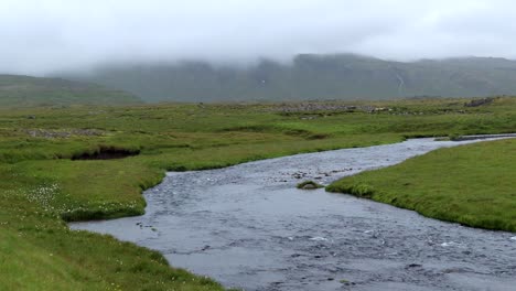 Hermoso-Río-Laxa-En-Hellissandur-Serpenteando-A-Través-De-La-Naturaleza-Verde-En-Islandia,-4k