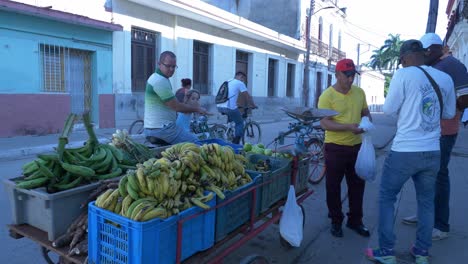 Kubanischer-Hausierer,-Der-Obst-Und-Gemüse-Auf-Der-Straße-Verkauft