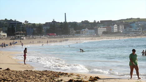 Beach-goers-enjoying-the-summer-mornings-at-Bondi-Beach,-Sydney-Australia