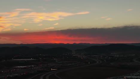 Aufgehende-Luftaufnahme-Eines-Warmen-Roten-Sonnenuntergangs-über-Rapid-City,-South-Dakota