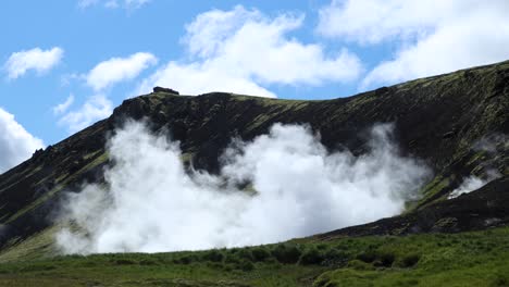 Valle-De-Vapor-Y-Aguas-Termales-Geotérmicas-En-La-Caminata-Reykjadalur-En-Islandia,-4k