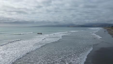 Surf-Rettungsteam-Rudert-Bei-Flut-Durch-Die-Wellen-–-New-Brighton-Beach