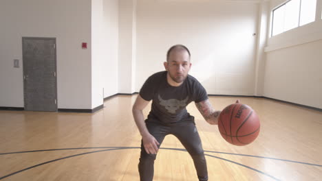 POV-Neben-Einem-Mann,-Der-Basketball-Spielt