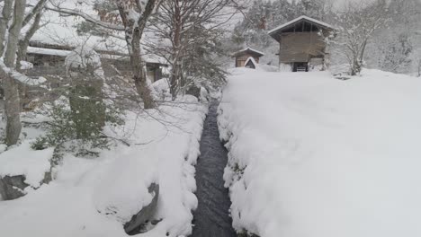 Un-Río-En-Invierno-En-Japón-En-El-Pequeño-Pueblo-De-Shirakawago-En-Los-Alpes-Japoneses
