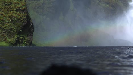 Wunderschöner-Regenbogen-Am-Skógafoss-Wasserfall-In-Island,-4k