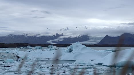 Frozen-Ice-Rocks-Swimming-in-Water-at-Jökulsárlón-Glacier-in-Iceland,-4K