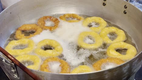 Picarones,-Ein-Peruanischer-Donut-Aus-Kürbis-Und-Süßkartoffel-Dessert