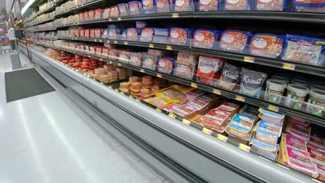 Verpacktes-Verarbeitetes-Fleisch-Und-Feinkostgurken-In-Einer-Kühlvitrine-In-Einem-Amerikanischen-Supermarkt