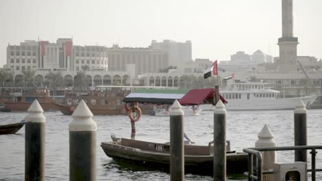 Kleine-Und-Große-Holzboote-Auf-Dem-Dubai-Creek