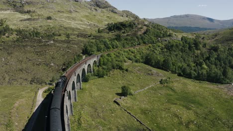 Luftaufnahme-Eines-Zuges-Auf-Dem-Glenfinnan-Viadukt-In-Schottland