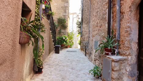 The-narrow-alley-of-the-historic-center,-old-and-retro-style-street-of-Mediterranean-Italian-city