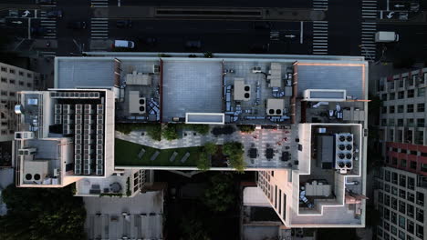Luftaufnahme-über-Dem-Dach-Einer-Modernen-Eigentumswohnung,-Sonnenuntergang-In-Brooklyn,-New-York,-USA-–-Von-Oben-Nach-Unten,-Drohnenaufnahme