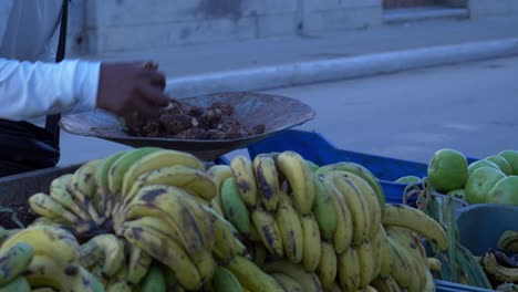 Vendedor-Ambulante-Cubano-Vendiendo-Cocoyams-En-La-Calle,-Enfoque-De-Adelante-Hacia-Atrás
