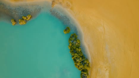 Luftaufnahme-Von-Oben-Nach-Unten-Des-Wüstenstrandes-Und-Des-Ozeans,-Kolumbien,-La-Guajira