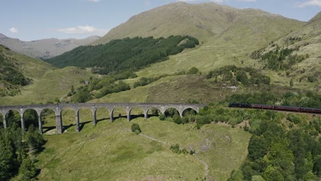 Vista-Aérea-Del-Expreso-De-Hogwarts-En-La-Exuberante-Campiña-De-Escocia