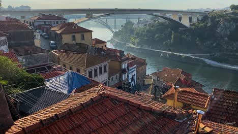 Blick-Auf-Den-Fluss-Porto-Auf-Die-Brücke