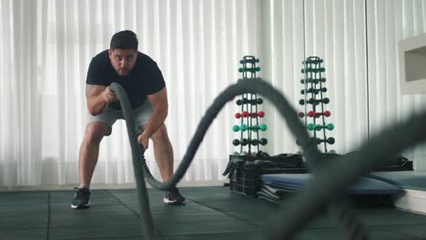 Mann-Trainiert-Im-Fitnessstudio-Mit-Battle-Ropes,-Fitness-Training-In-Zeitlupe